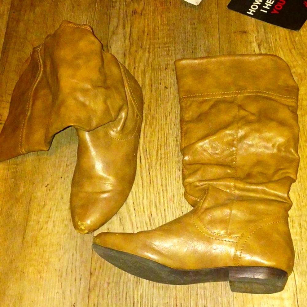 Tan/beige white mountain boots size.8 1/2 M.